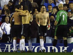 Dua kiper Chelsea, Petr Cech dan Carlo Cuddicini, tumbang saat melawan Reading di Liga Inggris pada musim kompetisi 2006/2007. Bek John Terry kemudian pindah peran menjadi kiper, dan bisa membantu The Blues menang 1-0. (Foto: Ben Radford/Getty Images)
