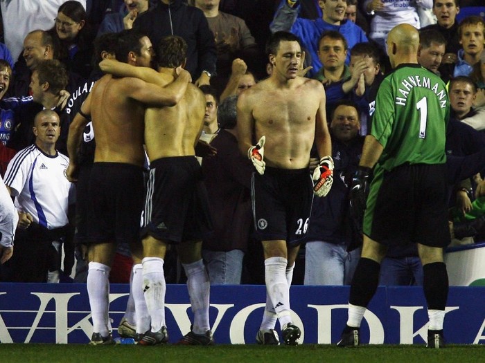 READING, UNITED KINGDOM - OCTOBER 14:  John Terry of Chelsea shakes hands with goalkeeper Marcus Hahnemann of Reading during the Barclays Premiership match between Reading and Chelsea at the Madejski Stadium on October 14, 2006 in Reading, England.  (Photo by Ben Radford/Getty Images)