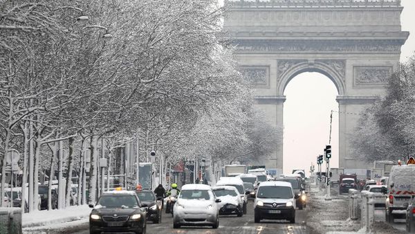 Foto: Penampakan Salju Lebat yang Lumpuhkan Paris