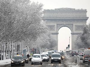 Foto: Penampakan Salju Lebat yang Lumpuhkan Paris