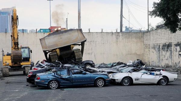 Mobil-mobil Mewah Senilai Rp 12 M ini Dilindas Habis Bulldozer