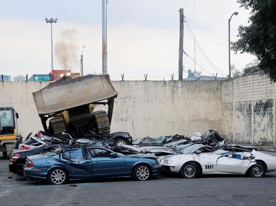 Mobil-mobil Mewah Senilai Rp 12 M ini Dilindas Habis Bulldozer