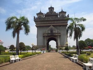 Monumen Arc de Triomphe ala Laos