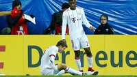 Kingsley Coman membawa Bayern unggul 1-0 di menit ke-19. Tapi, Thomas Mueller mendapatkan cedera dalam proses terciptanya gol Coman. Foto: Leon Kuegeler/Reuters