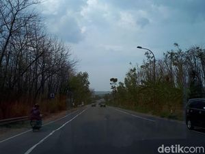 Truk Elpiji Bocor di Jalur Tuban-Semarang, Lalin Macet 2,5 Jam Truk Elpiji Bocor di Jalur Tuban-Semarang, Lalin Macet 2,5 Jam