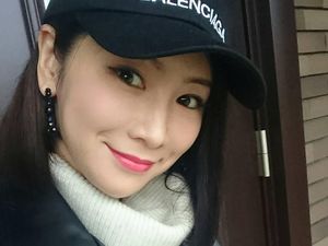 Foto: Pesona Model Cantik 50 Tahun yang Terlihat Seperti Usia 20 Tahun