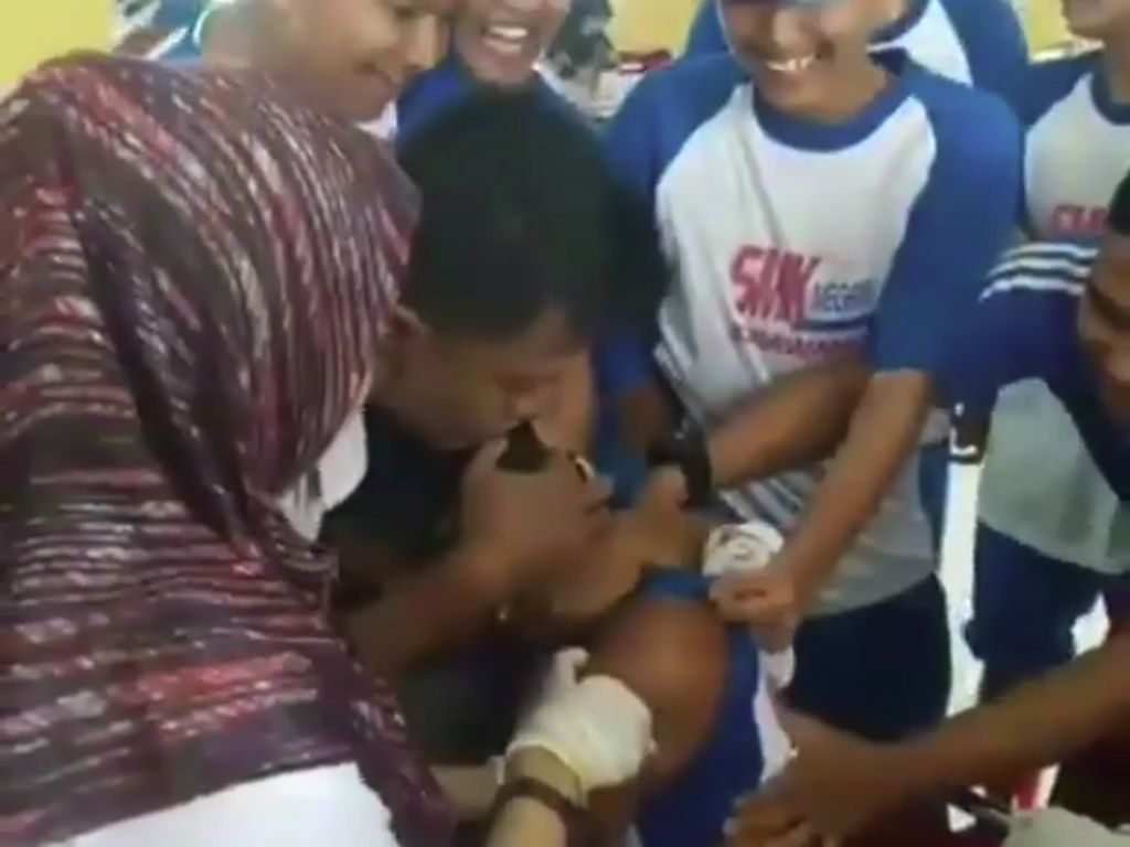 Ada Lagi Bikin Ngakak, Siswa SMK Bermuka Preman Takut Jarum Suntik Ada Lagi Bikin Ngakak, Siswa SMK Bermuka Preman Takut Jarum Suntik