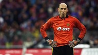 Jan Koller, striker asal Ceko, sempat menjadi kiper Borussia Dortmund, saat melawan Bayern Munich tahun 2002. Selama 20 menit di bawah mistar, Koller membuat beberapa penyelamatan, termasuk memblok tendangan Michael Ballack. Namun Dortmund kalah 1-2 di laga tersebut. (Stuart Franklin/Getty Images)