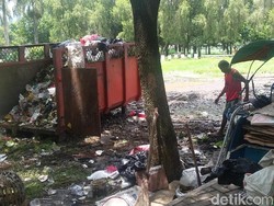 Hii... Jorok, Sampah Terlihat Menumpuk di Alun-Alun Bondowoso
