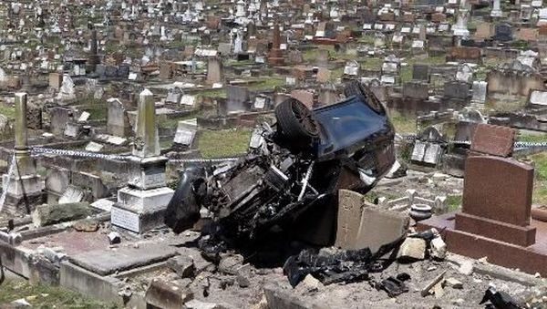 Bruk! Mobil Tabrak Kuburan di Sydney Hingga Hancur