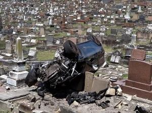 Bruk! Mobil Tabrak Kuburan di Sydney Hingga Hancur