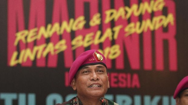 Komandan Korps Marinir (Dankormar) Mayjen TNI (Mar) Bambang Suswantono memberi keterangan pada jumpa pers Lomba Renang dan Dayung Lintas Selat Sunda di Gedung Graha Marinir, Jakarta, Rabu (7/2).