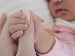 Potret Wajah Cantik Bayi Perempuan Kylie Jenner Potret Wajah Cantik Bayi Perempuan Kylie Jenner