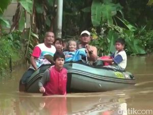 Pakai Perahu, Petugas Evakuasi Nenek Siti yang Terjebak Banjir Pakai Perahu, Petugas Evakuasi Nenek Siti yang Terjebak Banjir