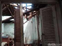 Kasihan, Rumah Nenek 94 Tahun di Cirebon Ini Ambruk