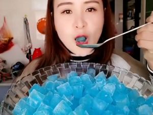 Tren Makan Es Batu di China hingga Gaya Makan Anak Tamara Bleszynski yang Bikin Gemas