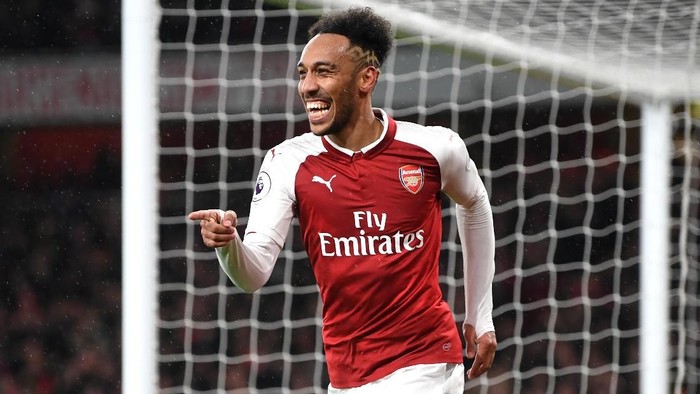 LONDON, ENGLAND - FEBRUARY 03:  Pierre-Emerick Aubameyang of Arsenal celebrates after scoring his sides fourth goal during the Premier League match between Arsenal and Everton at Emirates Stadium on February 3, 2018 in London, England.  (Photo by Michael Regan/Getty Images)