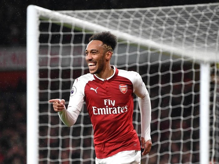 LONDON, ENGLAND - FEBRUARY 03:  Pierre-Emerick Aubameyang of Arsenal celebrates after scoring his sides fourth goal during the Premier League match between Arsenal and Everton at Emirates Stadium on February 3, 2018 in London, England.  (Photo by Michael Regan/Getty Images)
