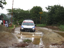 Lintasi Jalanan Banjir dan Berlumpur, Ini yang Harus Diperhatikan