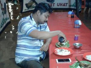 Pengakuan Ipunk yang Makan di Pecel Lele Saat Banjir: Enak Banget!