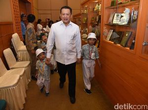 Ditemui Anak TK, Bamsoet: Lucu Juga Ada yang Mau Jadi Anggota DPR Ditemui Anak TK, Bamsoet: Lucu Juga Ada yang Mau Jadi Anggota DPR