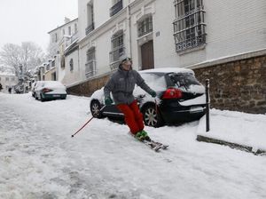 Pemain Ski Asyik Susuri Jalanan di Paris yang Diselimuti Salju