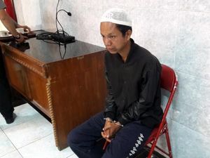 Bikin Panik Santri, Pria Gila Ini Dititipkan ke Dinsos Sukabumi Bikin Panik Santri, Pria Gila Ini Dititipkan ke Dinsos Sukabumi