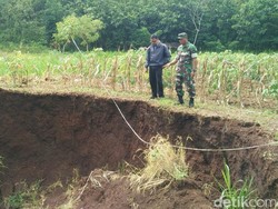 Begini Cara Pemerintah Desa Atasi Lubang Raksasa di Gunungkidul