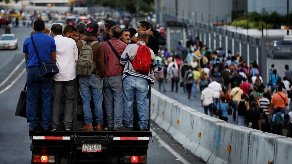 Mati Listrik di Caracas, Warga Terpaksa Jalan Kaki dan Naik Truk