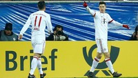 Lewandowski memperbesar keunggulan Bayern lewat sepakannya enam menit kemudian. Foto: Leon Kuegeler/Reuters