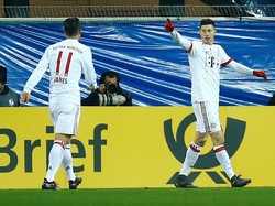 Lewandowski memperbesar keunggulan Bayern lewat sepakannya enam menit kemudian. Foto: Leon Kuegeler/Reuters