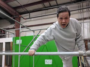 Foto: Lincahnya Para Lansia Ini Berolahraga Ekstrem Parkour