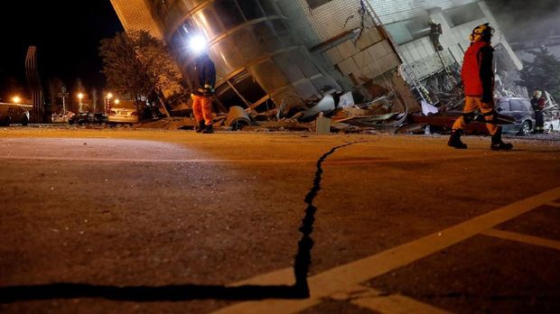 Gedung runtuh dan jalanan retak diguncang gempa di Taiwan.