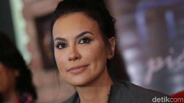 Putus dari Ariel NOAH, Sophia Latjuba Tetap Happy!