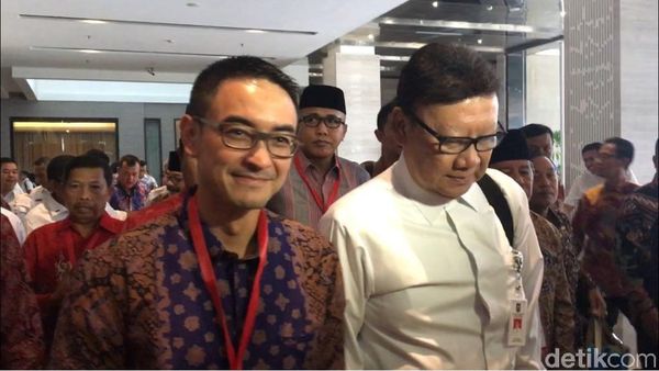 Foto: Senyum Zumi Zola Saat Hadiri Acara Kemendagri