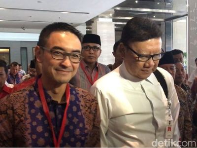 Foto: Senyum Zumi Zola Saat Hadiri Acara Kemendagri