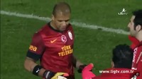 Felipe Melo, eks gelandang Brasil, juga pernah menjadi kiper untuk Galatasaray saat melawan Elazigispor. Pemain yang kini berusia 40 tahun itu bisa memblok penalti lawan, dan Galatasaray menang 1-0. (Foto: Screenshots Youtube)