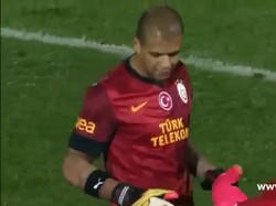 Felipe Melo, eks gelandang Brasil, juga pernah menjadi kiper untuk Galatasaray saat melawan Elazigispor. Pemain yang kini berusia 40 tahun itu bisa memblok penalti lawan, dan Galatasaray menang 1-0. (Foto: Screenshots Youtube)