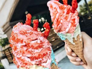 Huahh! Pedas Menonjok, Es Krim dengan Taburan Flamin Hot Cheetos