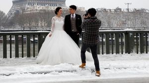 Foto: Tetap Asyik Foto Prewedding Saat Paris Diselimuti Salju