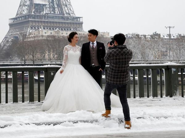Foto: Tetap Asyik Foto Prewedding Saat Paris Diselimuti Salju