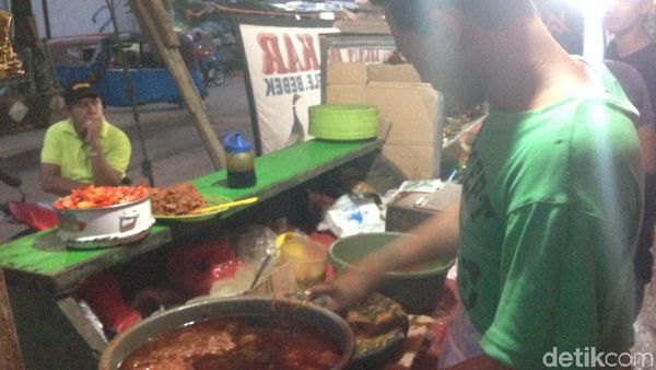 Jadi Viral, Ini Matrai dkk yang Tetap Jualan Pecel Lele Saat Banjir