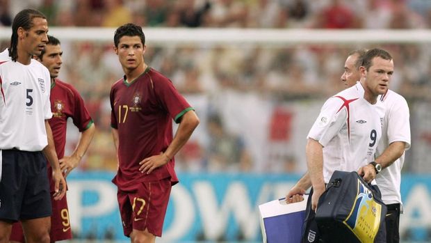 Wayne Rooney usai diganjar kartu merah akibat melanggar Cristiano Ronaldo saat Inggris menghadapi Portugal di Piala Dunia 2006.