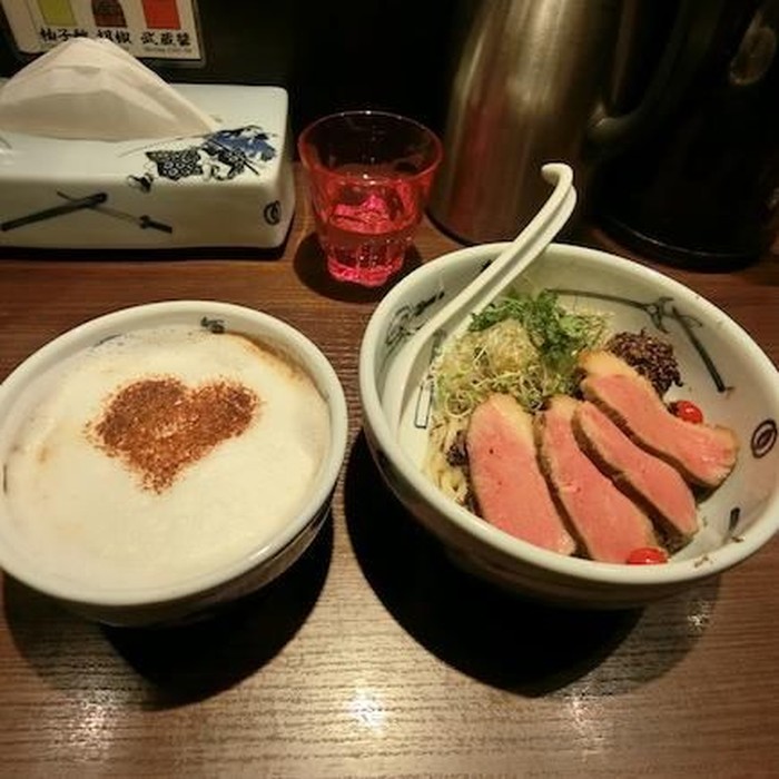 Sambut Valentine, Resto Ini Buat Sajian Ramen dengan Celupan Saus Cokelat