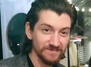 Fans Bikin Petisi Tolak Alex Turner Berjenggot dan Berkumis