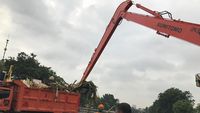 Foto: Ekskavator Bersihkan Sampah dari Sungai Ciliwung