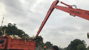 Foto: Ekskavator Bersihkan Sampah dari Sungai Ciliwung