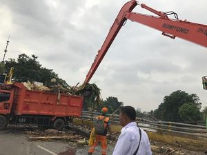 Foto: Ekskavator Bersihkan Sampah dari Sungai Ciliwung