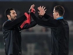 Szczesny Ingin Buffon Lanjut Main, tapi Satu Tahun Saja