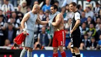 Jose Enrique juga terpaksa menjadi kiper Liverpool saat melawan Newcastle United pada 1 April 2012. Bek asal Spanyol itu gagal membantu Si Merah menang, yang akhirnya tumbang 0-2. (Foto: Alex Livesey/Getty Images)